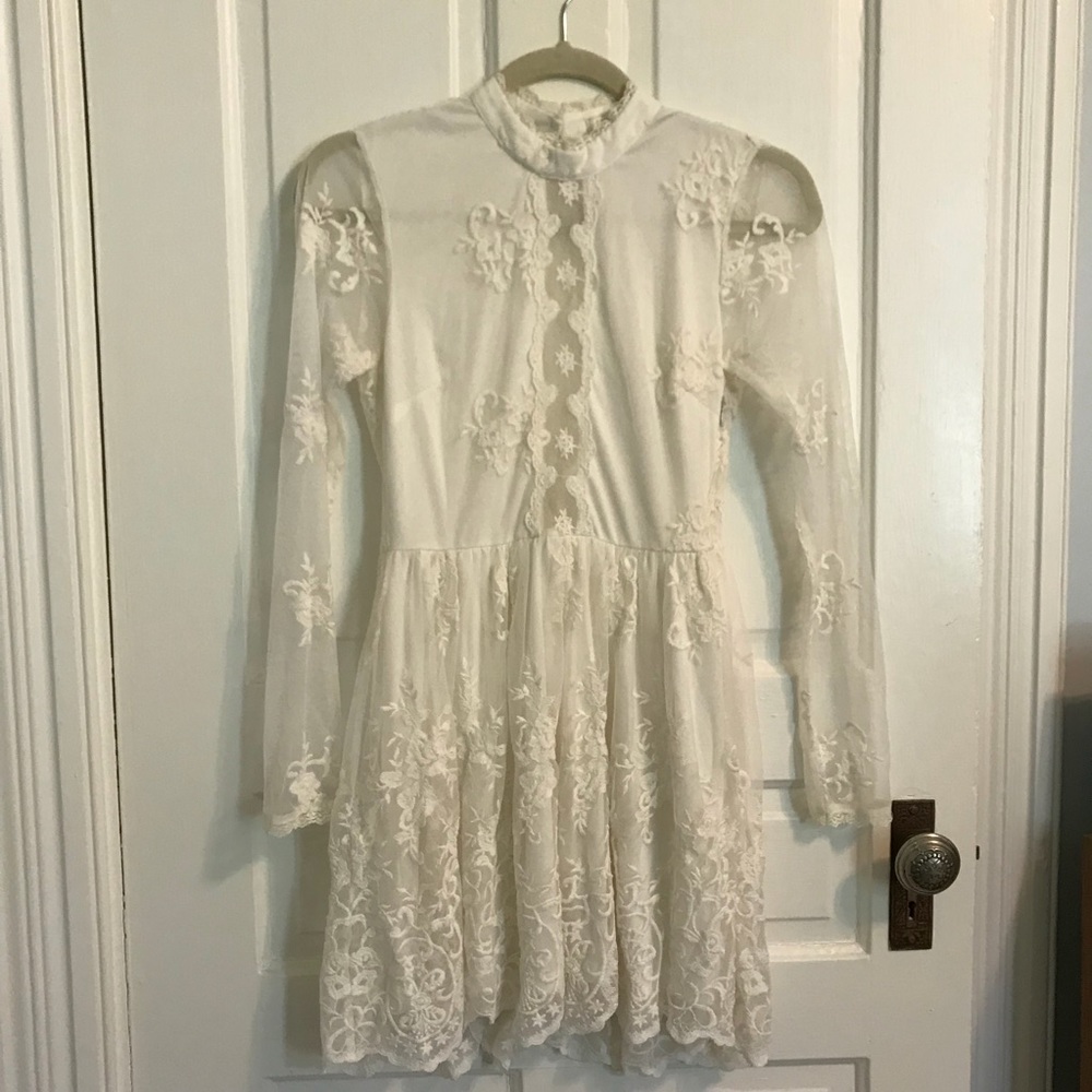 WHITE LACE DRESS